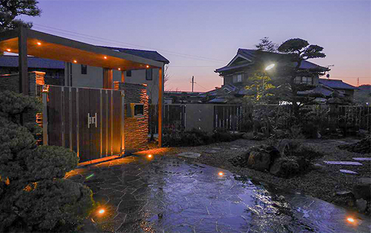 旅館の様な日本庭園の写真