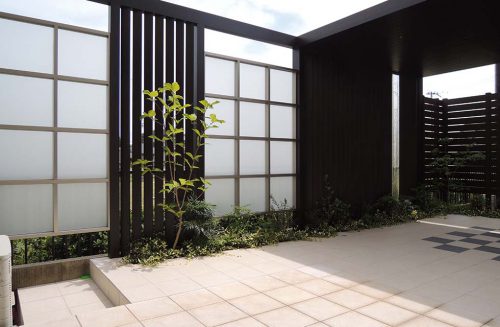 フェンスだけじゃない 目隠ししてお庭をプライベート空間に スタッフブログ 神戸で外構 エクステリアを考えるならひまわりライフ