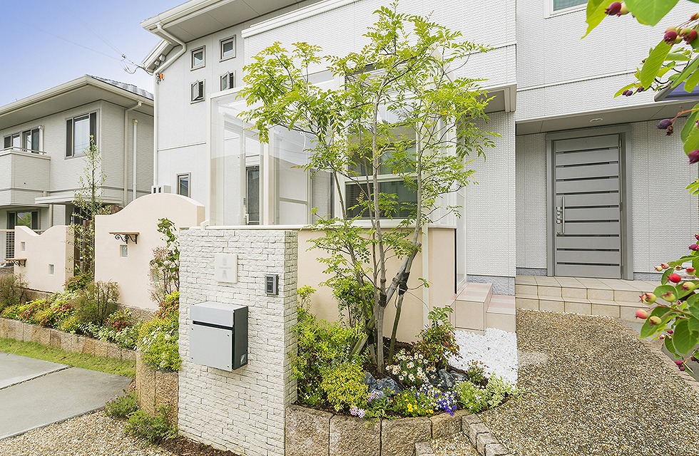 家を引き立ててくれるシンボルツリーについて スタッフブログ 神戸で外構 エクステリアを考えるならひまわりエクステリア